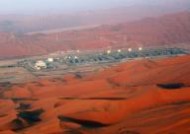 برنت يتراجع صوب 93 دولارا بفعل وفرة المعروض وقوة الدولار