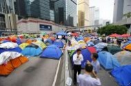 محتجو هونج كونج يجرون تصويتا الكترونيا على اقتراحات حكومية