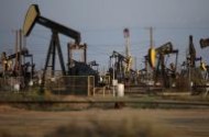 النفط يتراجع لكن الخام الأمريكي بصدد الصعود للأسبوع العاشر