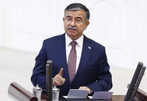 وكالة : وزير الدفاع التركي يقول إن تركيا لا تفكر في إرسال قوات إلى سوريا