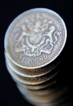الاسترليني يهبط الي أدنى مستوى في اربعة اشهر امام الدولار
