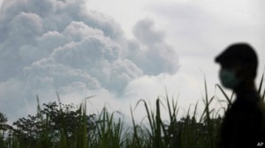 140214075953_gunung_kelud_meletus_140214_mount_kelud_eruption_512x288_ap