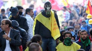 141008010955_protesters_stand_in_street_on_october_7_2014_in_ankara__624x351_afp