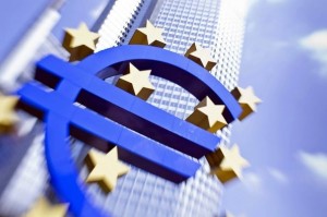 159371_le-logo-de-la-zone-euro-devant-le-siege-de-la-banque-centrale-europeenne-a-francfort-le-4-aout-2011 (1)