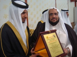 2- احدى المشايخة يقدم درع تذكاري
