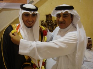 2- الاعلامي زهير الغزال يقلد العريس باقة ورد