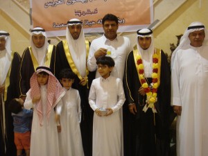 3- العريس مع والده واخوانه