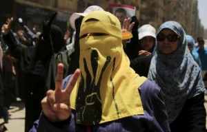 محكمة مصرية تعاقب 300 من مؤيدي الإخوان بالسجن بين 3 و10 سنوات