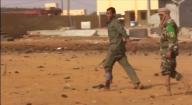جنديان يترجلان عقب الهجوم في مالي يوم الأربعاء. (لقطة من تسجيل فيديو) - رويترز