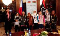 ممرضات فلبينيات أطلقت القوات الليبية في سرت سراحهن من أيدي مقاتلي تنظيم الدولة الإسلامية أثناء مراسم بحضور السفير الليبي في العاصمة طرابلس يوم الاثنين. تصوير إسماعيل زيتوني - رويترز.