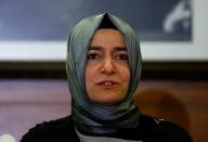 وزيرة الأسرة والشؤون الاجتماعية التركية فاطمة بتول صيان قايا تتحدث في مؤتمر صحفي في مطار أنقرة يوم الأحد. تصوير: عثمان اورسال - رويترز