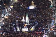 متظاهرون ضد رئيسة كوريا الجنوبية باك جون هاي في سول يوم السبت. صورة لرويترز من ممثل وكالات انباء.