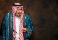 العاهل السعودي الملك سلمان بعد استلامه الدكتوراة الفخرية من الجامعة الإسلامية العالمية في كوالالمبور يوم 28 فبراير شباط 2017. صورة لرويترز من الديوان الملكي السعودي. (حصلت رويترز على هذه الصورة من الديوان الملكي السعودي. تستخدم الصورة للأغراض التحريرية فقط)