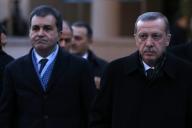 صورة من أرشيف رويترز للرئيس التركي رجب طيب إردوغان (إلى اليمين) وبجانبه عمر جليك وزير شؤون الاتحاد الأوروبي في تركيا.