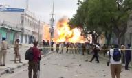 صورة ثابتة من مقطع فيديو من تليفزيون رويترز تظهر انفجار ثاني قرب فندق اقتحمه مقاتلون من حركة الشباب الصومالية في العاصمة مقديشو يوم الأربعاء.