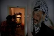 صورة للزعيم الفلسطيني الراحل ياسر عرفات في غرفة نومه في متحف عرفات الذي افتتح في مدينة رام الله بالضفة الغربية يوم 9 نوفمبر تشرين الثاني 2016. تصوير محمد تركمان - رويترز. هذه الصورة للأغراض التحريرية فقط. ليست للبيع ولا يسمح باستخدامها في حملات تسويقية أو إعلانية