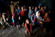 أطفال من اللاجئين الافغان العائدين من باكستان يشاهدون فيلما للتوعية من المتفجرات والألغام في مركز في كابول يوم 27 سبتمبر ايلول 2016. تصوير: محمد اسماعيل - رويترز.