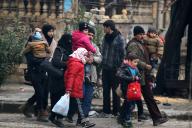 أشخاص يحملون متعلقاتهم ويفرون باتجاه مناطق مازالت تسيطر عليها المعارضة في حلب يوم الثلاثاء. تصوير: عبد الرحمن اسماعيل - رويترز.