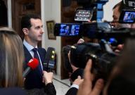 الرئيس السوري بشار الأسد يتحدث إلى صحفيين فرنسيين في دمشق في صورة وزعتها الوكالة العربية السورية للأنباء يوم الاثنين. صورة حصلت عليها رويترز تستخدم في الأغراض التحريرية فقط. لم تتمكن رويترز من التحقق من الصورة على نحو مستقل.