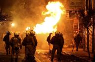 زجاجة حارقة تنفجر بجوار عناصر من شرطة مكافحة الشغب في أثينا يوم الثلاثاء. تصوير: الكيس قنسطنطنيدس - رويترز.