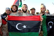 مقاتلون من القوات الليبية المتحالفة مع الحكومة المدعومة من الأمم المتحدة يحتفلون مع اقترابهم من تطهير آخر معقل للدولة الإسلامية في سرت بليبيا يوم 5 ديسمبر كانون الأول 2016. تصوير رويترز. (هذه الصورة للأغراض التحريرية فقط. ليست للبيع ولا يسمح باستخدامها في حملات تسويقية أو إعلانية).
