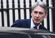 وزير المالية البريطاني فيليب هاموند يغادر مقر الحكومة البريطانية في لندن بعد اجتماع يوم 29 نوفمبر تشرين الثاني 2016. تصوير توبي ملفيل - رويترز.