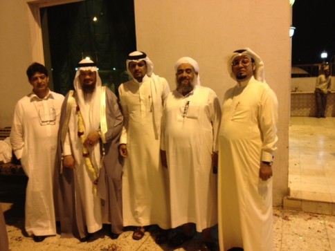 فواد ينبعاوي والشيخ حامد والاعلامي حسين العبادي والد العريس منصور دعوجي