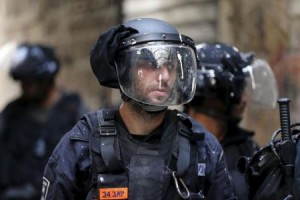 اشتباكات بين الشرطة الإسرائيلية وفلسطينيين في باحات المسجد الأقصى