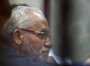 محكمة مصرية تحيل أوراق مرشد الاخوان وآخرين إلى المفتى