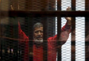 مرسي يظهر في زي الإعدام الأحمر لأول مرة