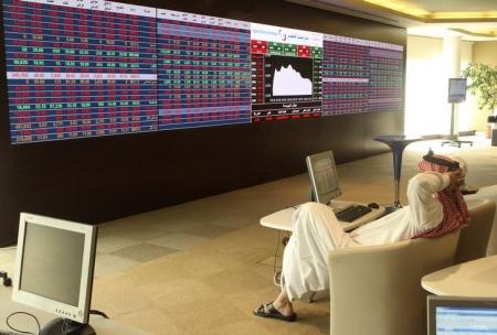 متعامل في بورصة الدوحة. أرشيف رويترز