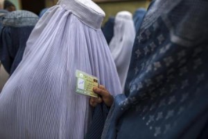 في ظل الخوف الافغان يقترعون في انتخابات تاريخية