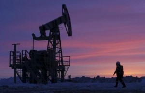 النفط يرتفع مع انخفاض الإنتاج رغم صدور بيانات صينية ضعيفة