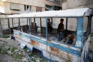 عاملة إغاثة: أطفال سوريا المحاصرون يركضون تجاه القنابل بحثا عن حطب التدفئة