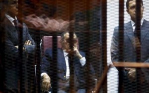 مصادر قضائية: تأييد حكم بالسجن ثلاث سنوات على مبارك وابنيه في قضية فساد