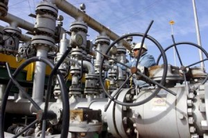 النفط يغلق مرتفعا 6% وسط رهان على تراجع الإنتاج الصخري