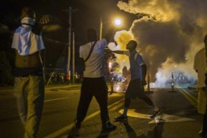 الشرطة الامريكية تطلق قنابل مسيلة للدموع على محتجين في ميزوري