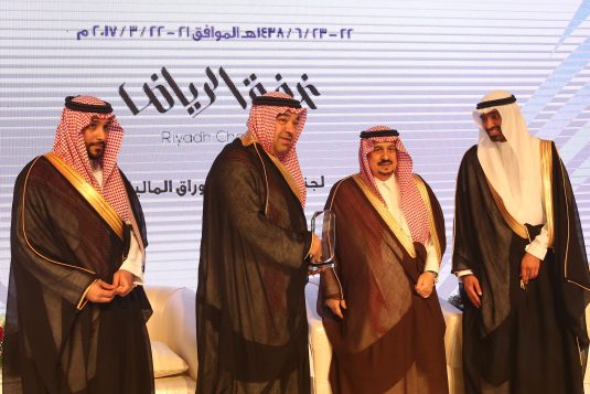 أمير الرياض يسلم تكريم STC