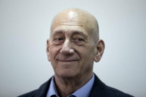 إدانة رئيس الوزراء الإسرائيلي السابق إيهود أولمرت بتلقي رشوة