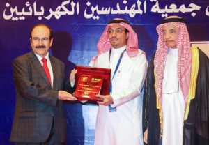 الأستاذ حمود بن عودة الغبيني نائب الرئيس الأعلى للاتصال والعلاقات العامة اثناء تسلمه درع التكريم