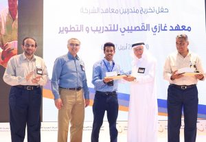 الأستاذ عصام البيات يسلم أحد الخريجين وثيقته