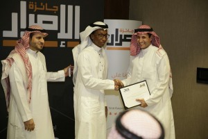 الأستاذ محمد موصلي أثناء تكريمه الفائز عبدالله القاضي