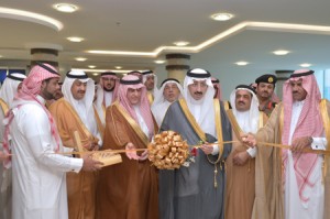 الأمير بدر بن جلوي يفتتح معرض يوم المهنة 1435 003