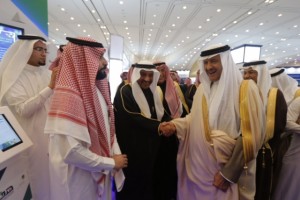 الأمير سلطان بن سلمان ومعالي الأستاذ أحمد الحميدان في جناح الوزارة وهدف