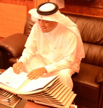 الامين يوقع عقد