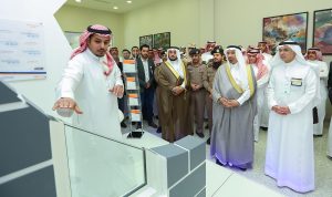 الدكتور صالح العواجي خلال جولته في المعرض المصاحب للندوة