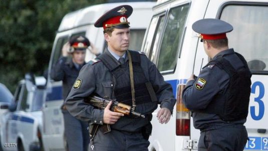 Moscow, RUSSIAN FEDERATION:  Policemen stand guard at the road near the prison in the southeastern industrial district of Kapotnya in Moscow, 04 September 2006. Russian security forces freed up to 15 people who were taken hostage by inmates at a remand prison in the Russian capital on Monday, Russian news reports said.      AFP PHOTO / STRINGER  (Photo credit should read STRINGER/AFP/Getty Images)