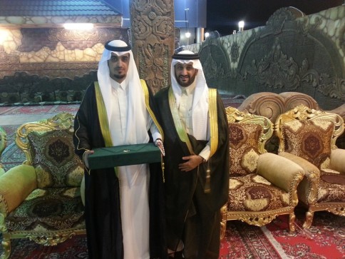 الشيخ احمد بن ناصر العبيكان يقدم هدية تذكارية للعريس سعد المالكي
