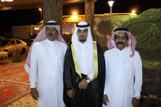 العريس سعد المالكي مع بعض اقارب العروس