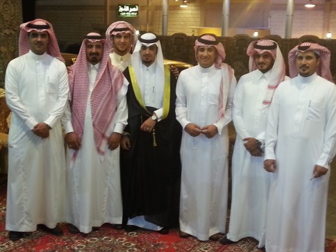 العريس سعد المالكي ووالده صالح بن احمد  وعدد من افراد اسرته واقاربه